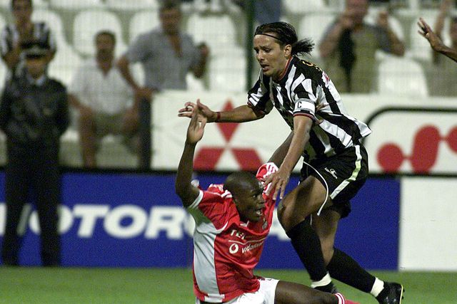 Lance na área varzinista entre Alexandre e Mantorras, com o avançado do Benfica a queixar-se de falta. O jogo foi a 11 de agosto de 2001 e terminou com um empate a dois golos