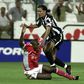 Lance na área varzinista entre Alexandre e Mantorras, com o avançado do Benfica a queixar-se de falta. O jogo foi a 11 de agosto de 2001 e terminou com um empate a dois golos