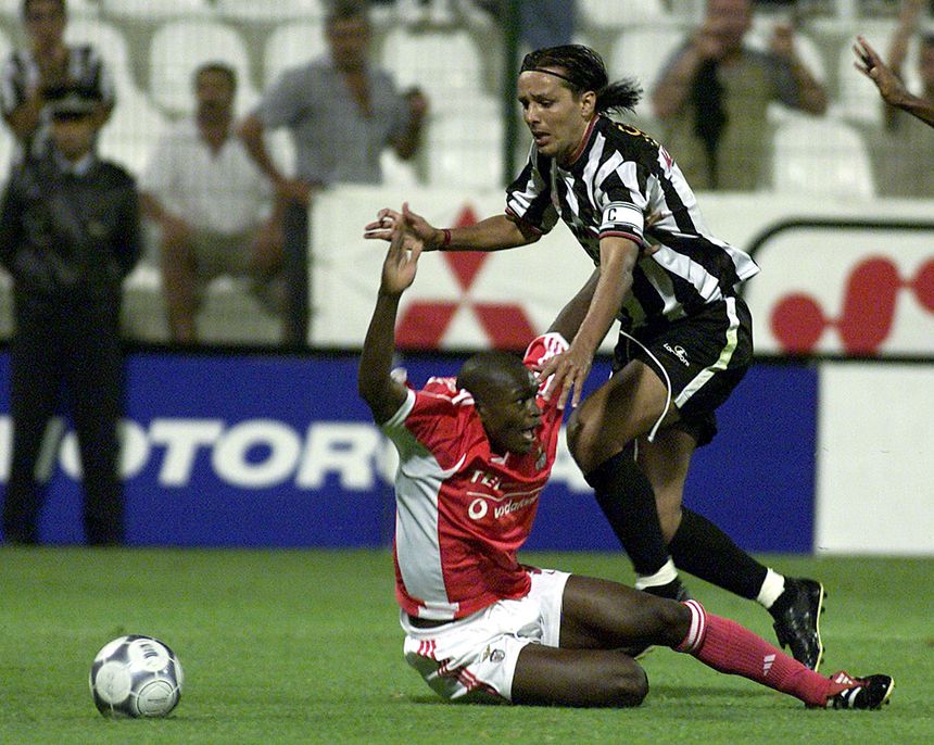 Lance na área varzinista entre Alexandre e Mantorras, com o avançado do Benfica a queixar-se de falta. O jogo foi a 11 de agosto de 2001 e terminou com um empate a dois golos
