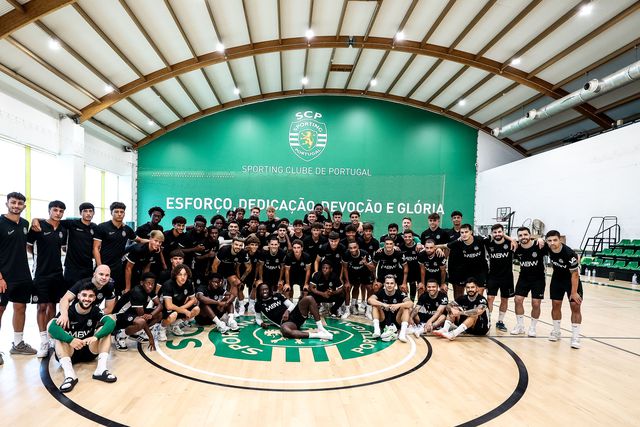 Equipa de futsal cumpriu unidade de treino diferente do habitual: teve assistência atenta. Os jogadores de futebol de sub-19 foram tirar exemplos de alguns exercícios que podem usar no relvado