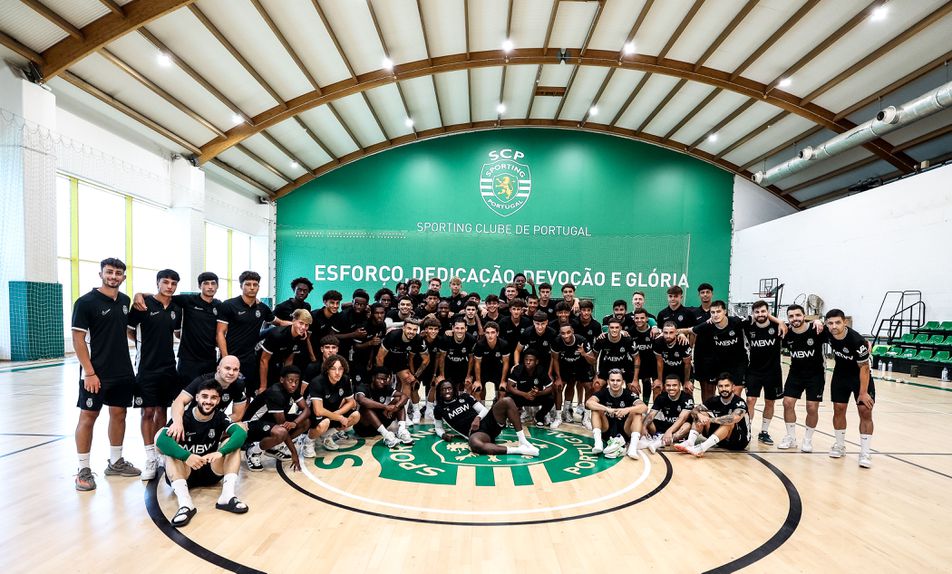Equipa de futsal cumpriu unidade de treino diferente do habitual: teve assistência atenta. Os jogadores de futebol de sub-19 foram tirar exemplos de alguns exercícios que podem usar no relvado