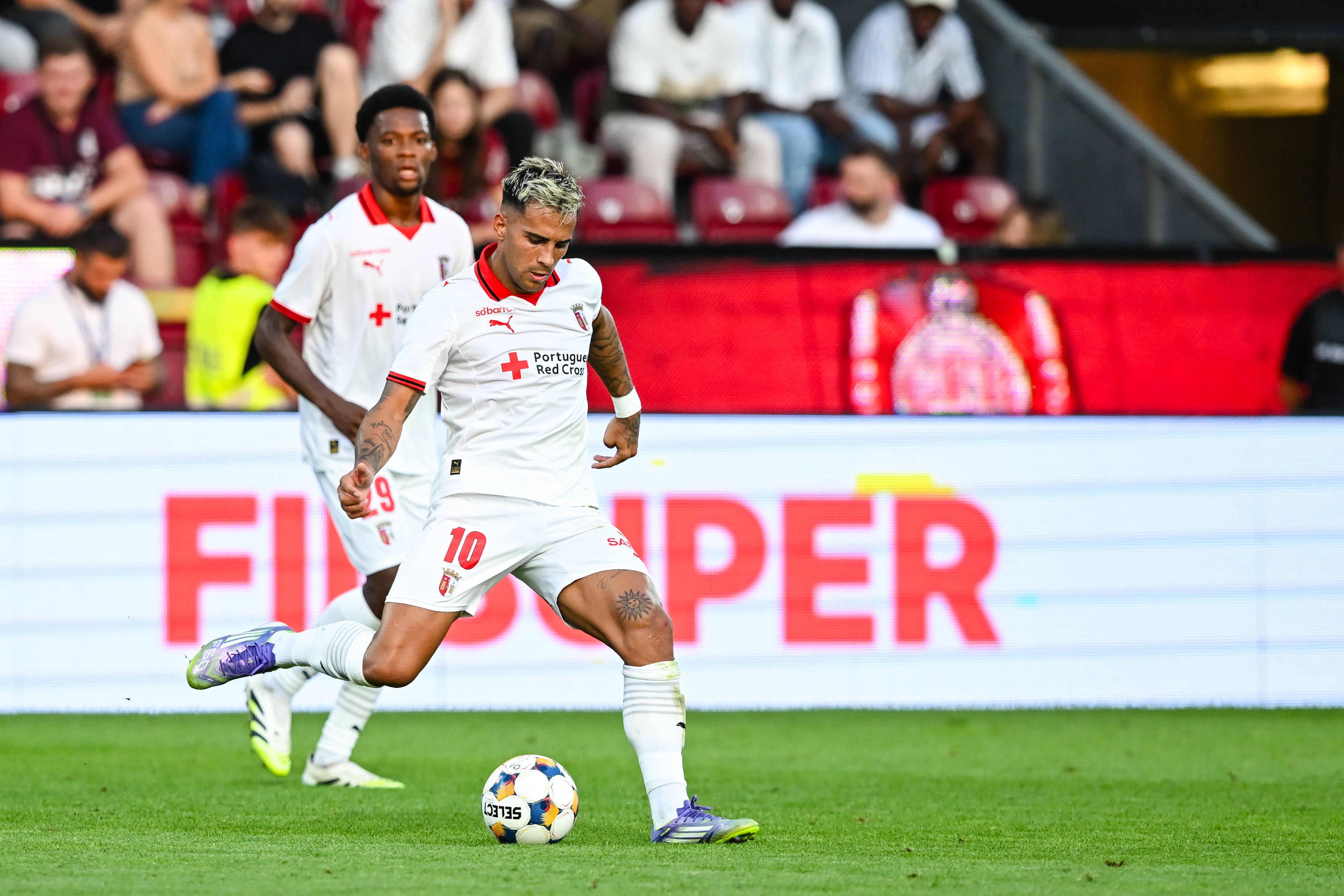 Rodrigo Salazar, médio do SC Braga (que nesta quinta-feira, 14 de agosto, defronta o Cluj para a UEFA Europa League), tem a bola controlada e vai iniciar mais um ataque dos minhotos