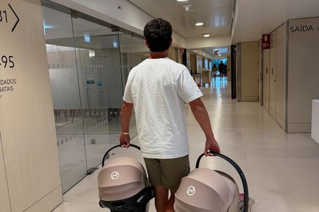 Dia feliz: Pedro Gonçalves foi pai há um mês e finalmente levou as filhas para casa