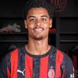 Mercado oficial: defesa que interessava ao Sporting assina pelo Milan