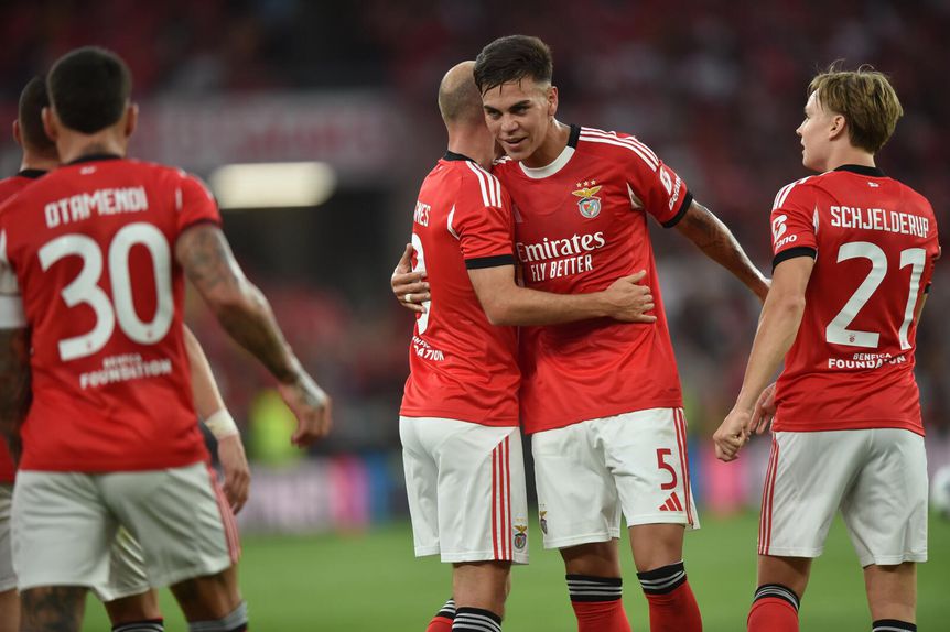 Equipa do Benfica festeja golo ao Nice (foto: Imago)