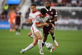Dedic e Manu Silva no Hearts-Benfica - Foto: Imago