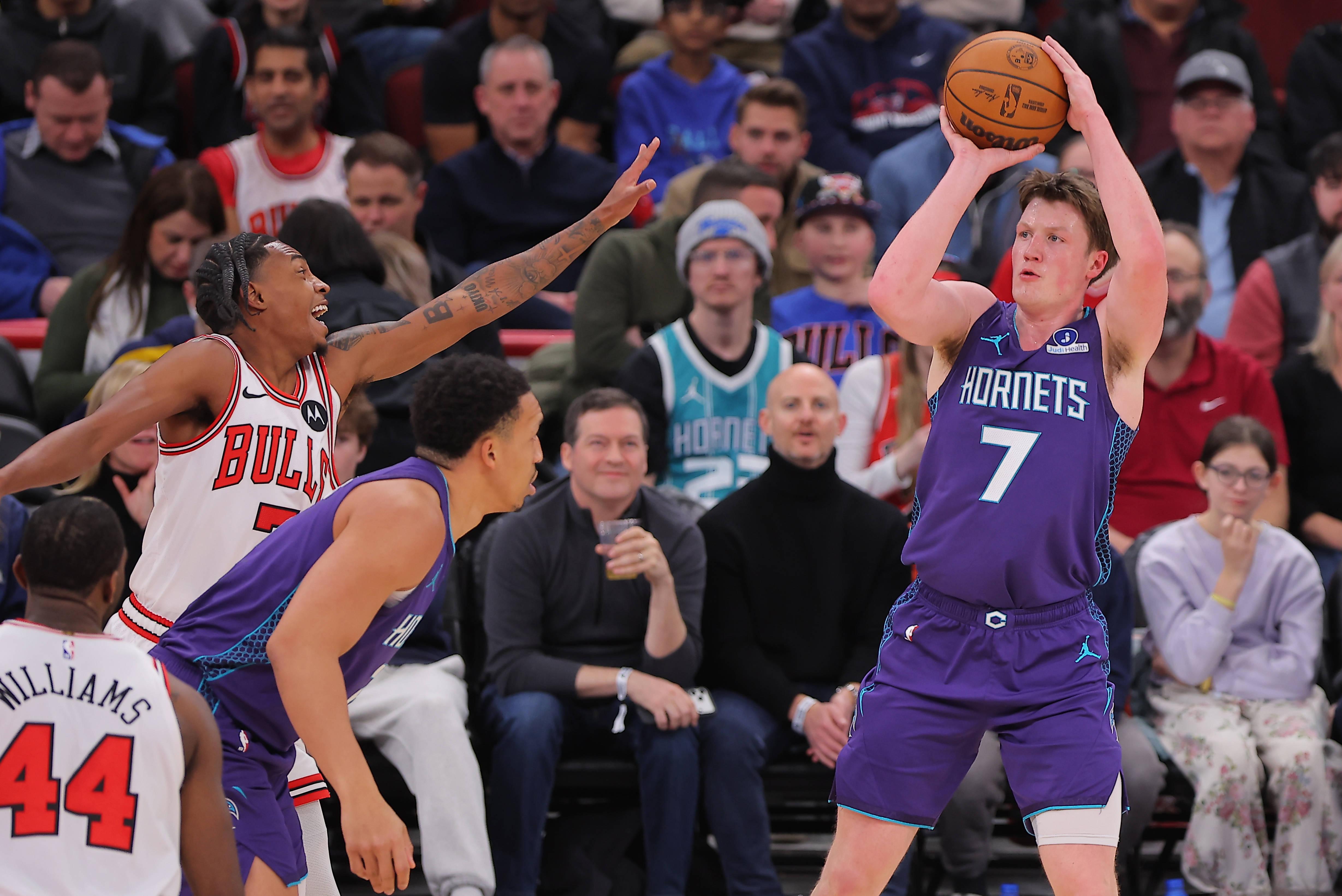 Charlotte Hornets comprados por Gabe Plotkin e Rick Schnall por 3 mil milhões de dólares (2,6 mil milhões de euros) em 2023                Fotografia Imago