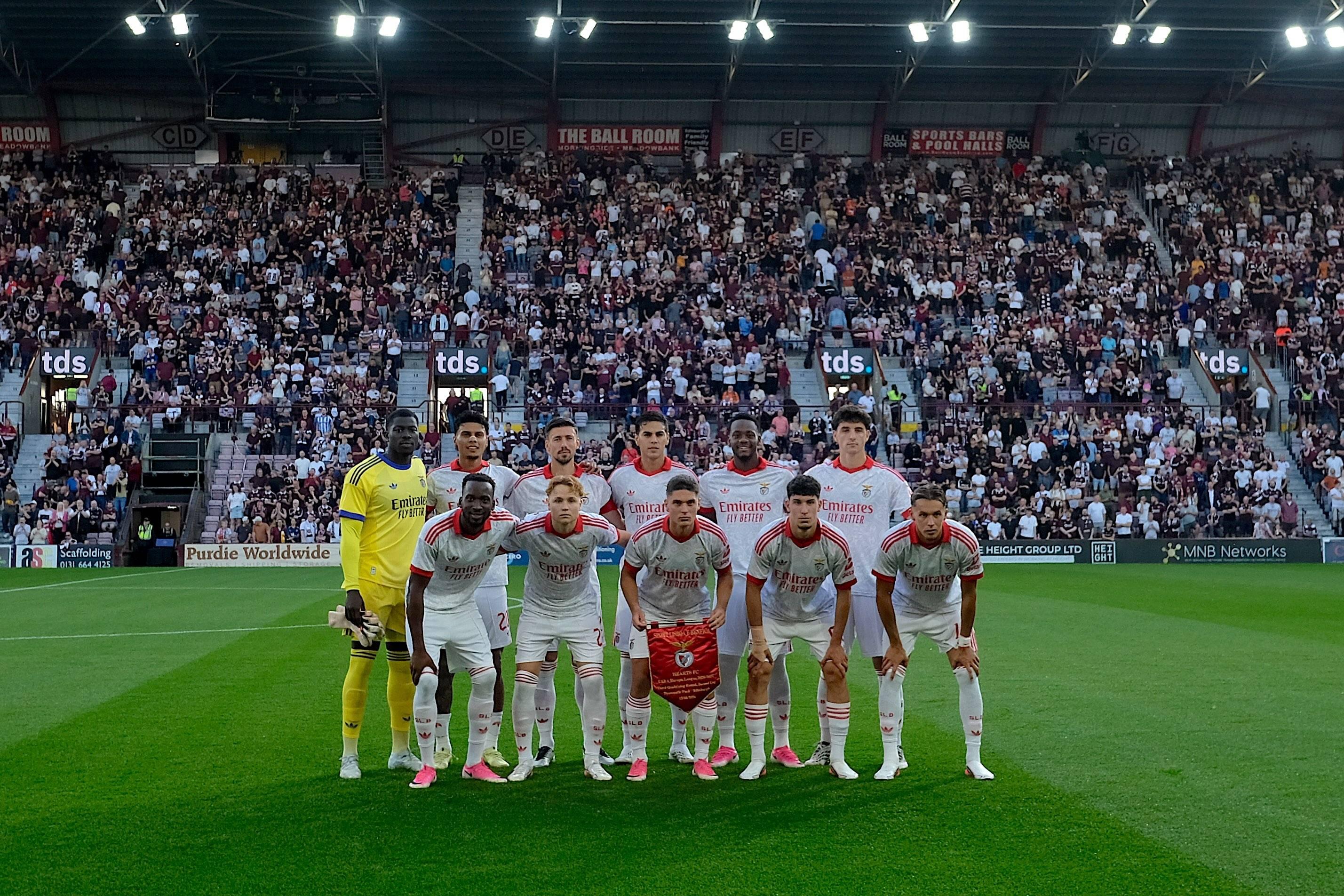 Equipa do Benfica frente ao Hearts - Foto: Imago