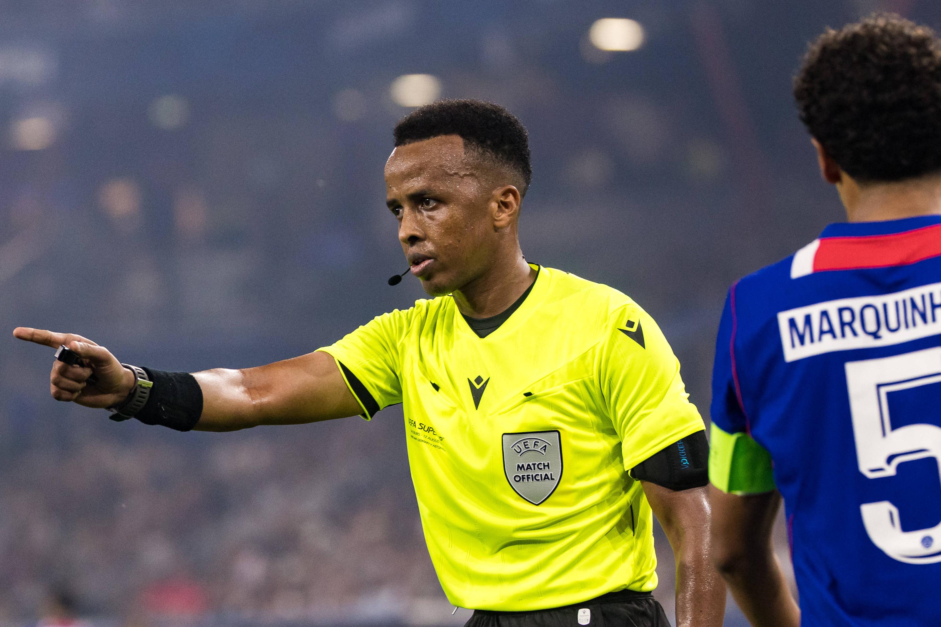 Omar Artan, árbitro da Somália, na Supertaça Europeia