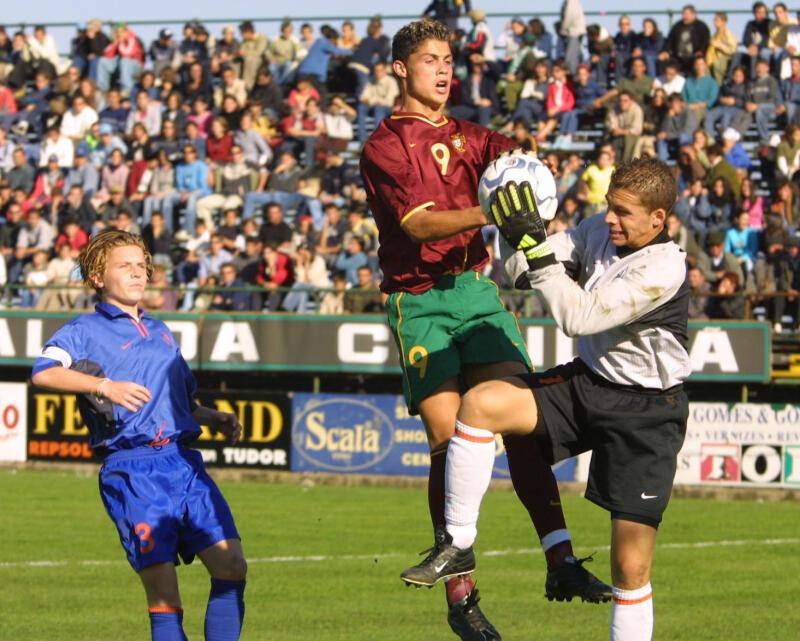 Cristiano Ronaldo nos sub-17 de Portugal em 2001 - Foto:  ASF/IMPRENSA