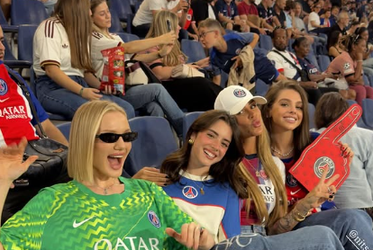Madalena Aragão na bancada do estádio de Salzburgo, ao lado de companheiras de outros jogadores do PSG