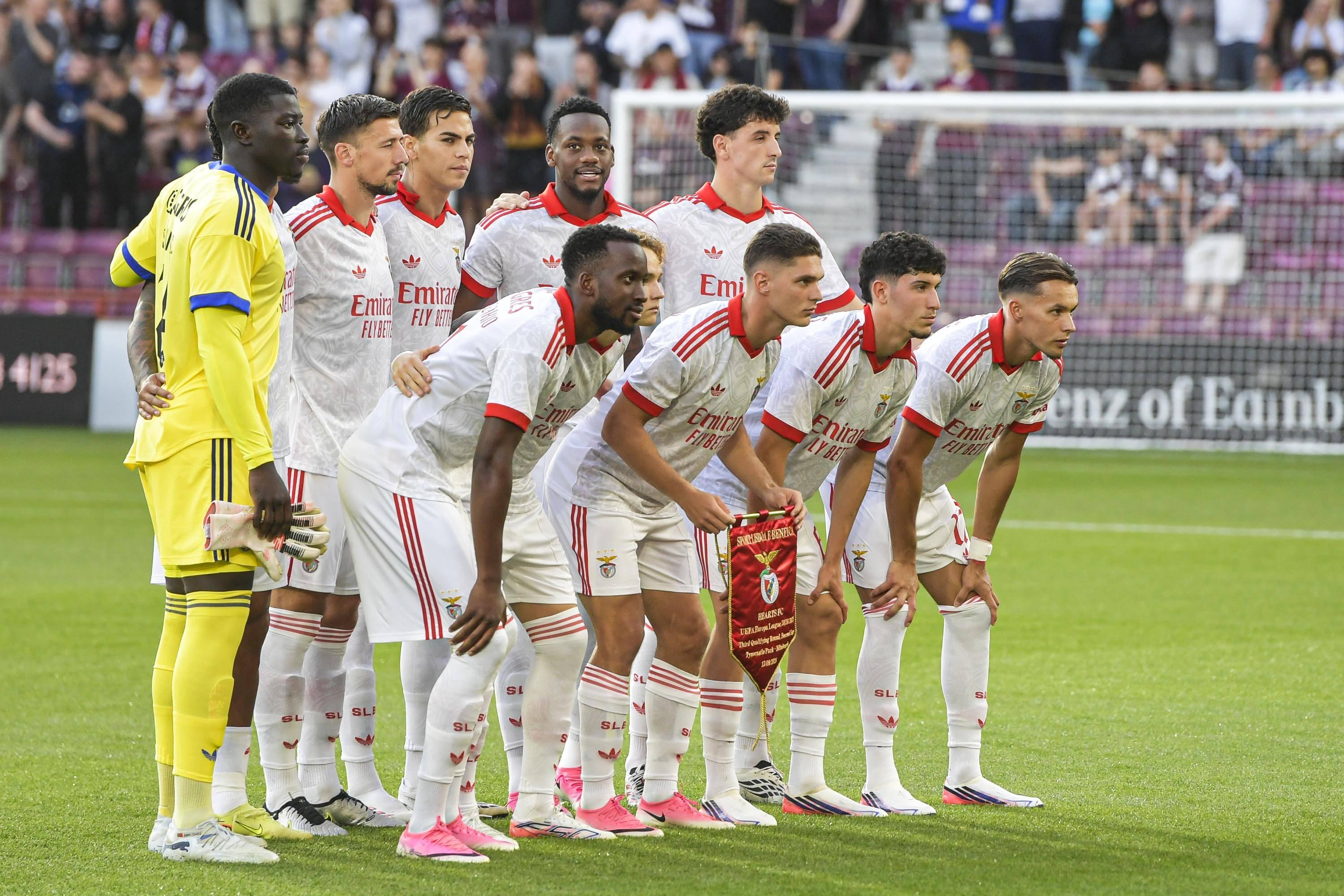 Equipa do Benfica frente ao Hearts - Foto: Imago