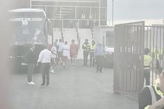 A chegada do autocarro do Benfica ao Tynecastle Park