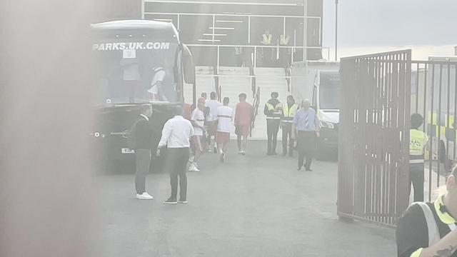 A chegada do autocarro do Benfica ao Tynecastle Park