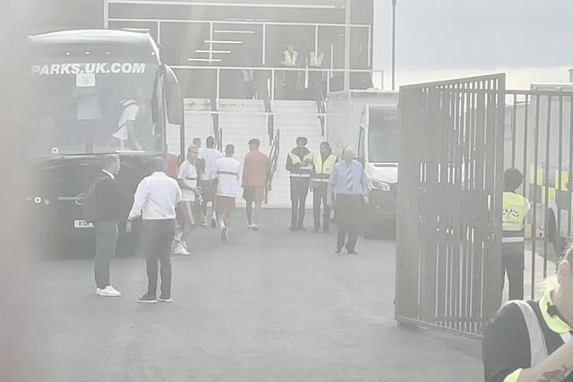A chegada do autocarro do Benfica ao Tynecastle Park