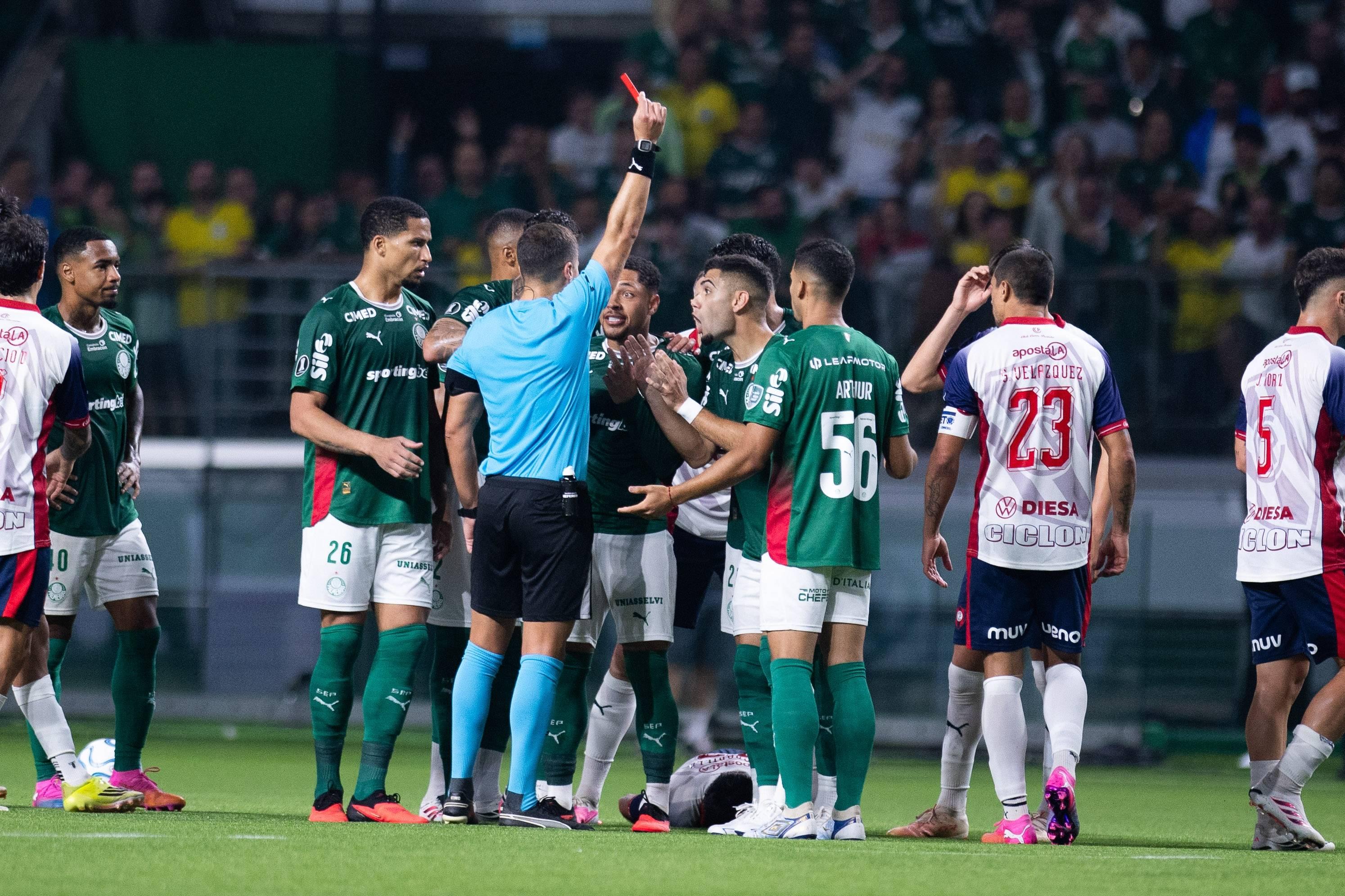 Andreas Pereira deixou o Palmeiras a jogar com 10