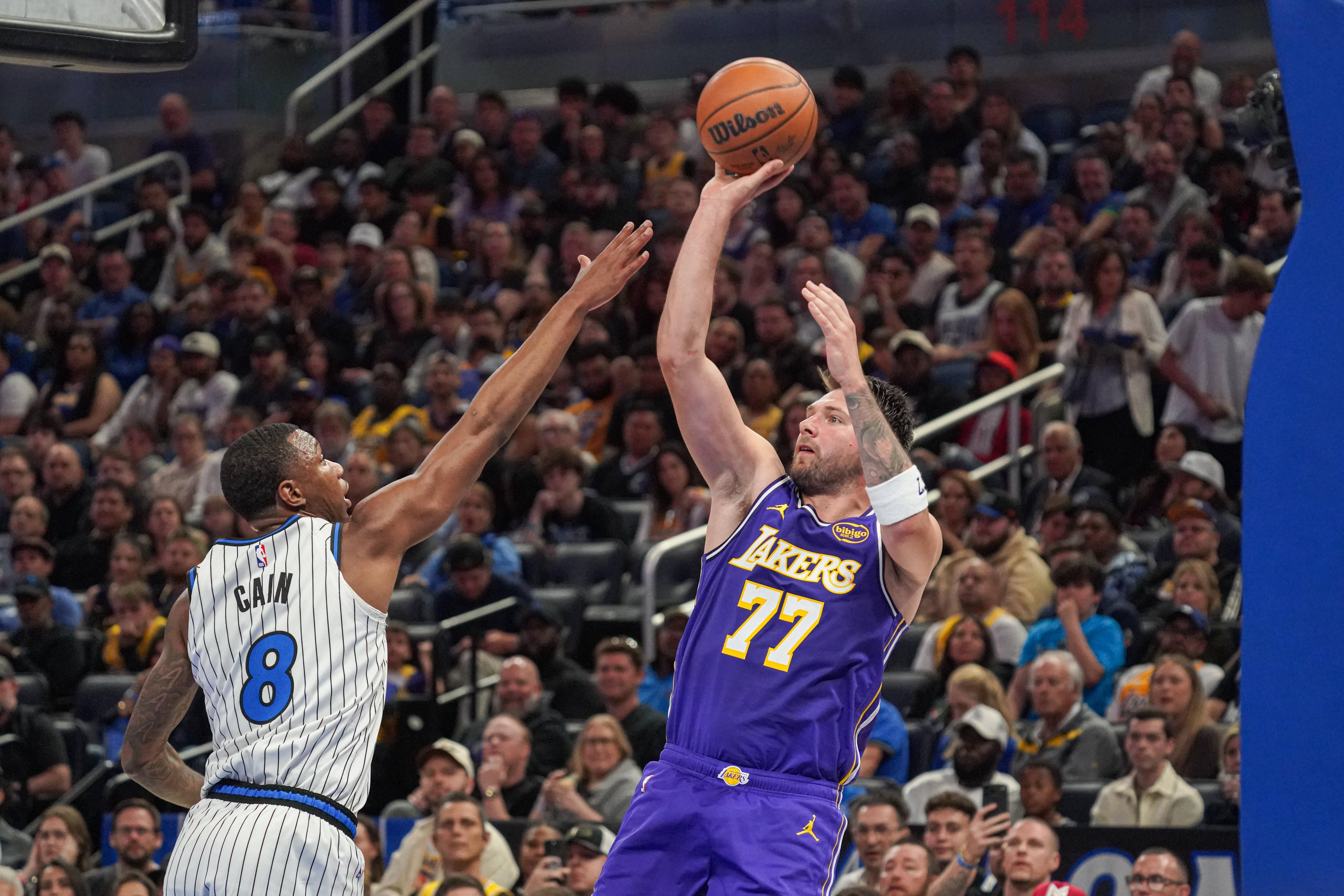 Los Angeles Lakers comprados por Joshua Kushner e Robert Iger (a confirmar pela NBA) por 12,5 mil milhões de dólares (10,835 mil milhões de euros) em 2026          Fotografia Imago