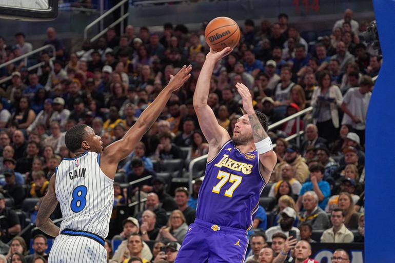 Los Angeles Lakers comprados por Joshua Kushner e Robert Iger (a confirmar pela NBA) por 12,5 mil milhões de dólares (10,835 mil milhões de euros) em 2026          Fotografia Imago