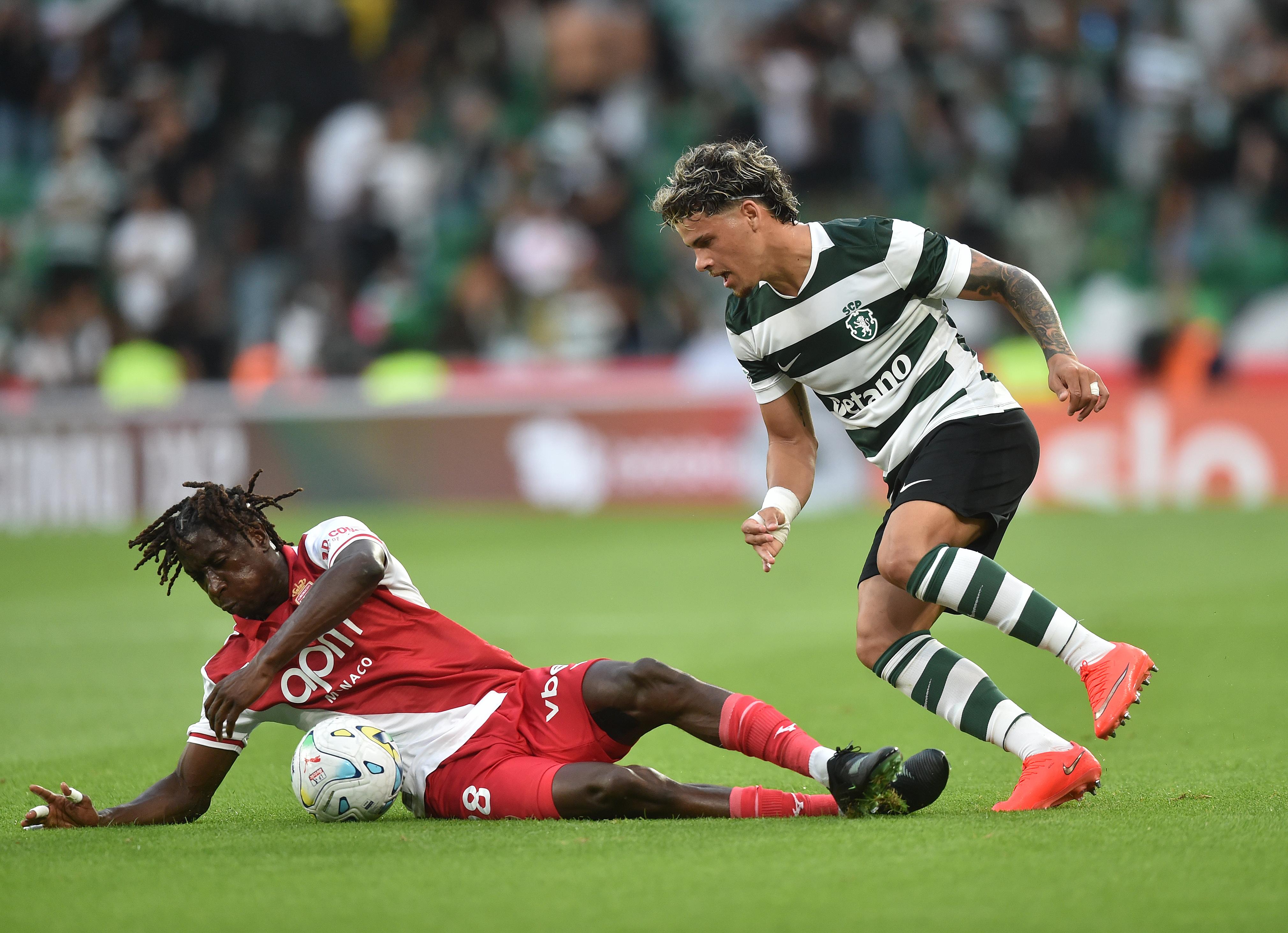 Maxi Araújo, que cumpriu suspensão na Reboleira, no lado esquerdo da defesa - Foto: Miguel Nunes