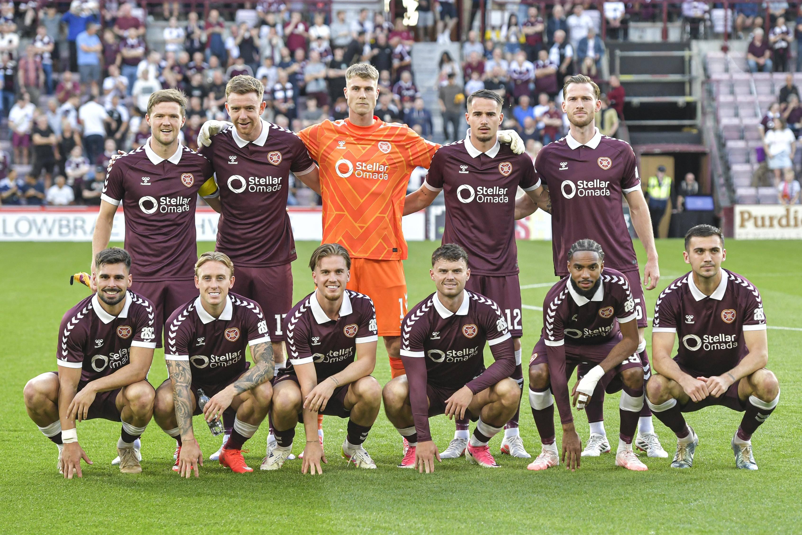Equipa do Hearts frente ao Benfica - Foto: Imago