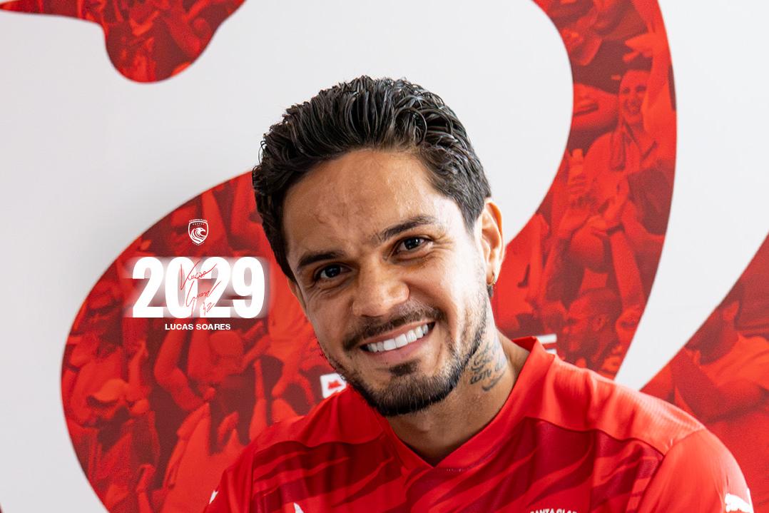 Lucas Soares renovou até junho de 2029. -Foto: SANTA CLARA