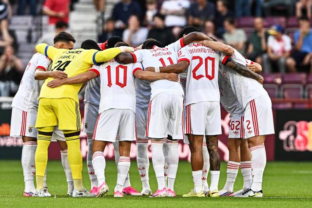 Equipa do Benfica antes de jogar com o Hearts - Foto: Imago