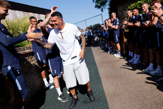 Porro recebido com guarda de honra - Foto: Tottenham