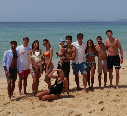 Kelly Piquet de férias com amigos na Comporta, entre eles António Félix da Costa. Instagram/Kelly Piquet