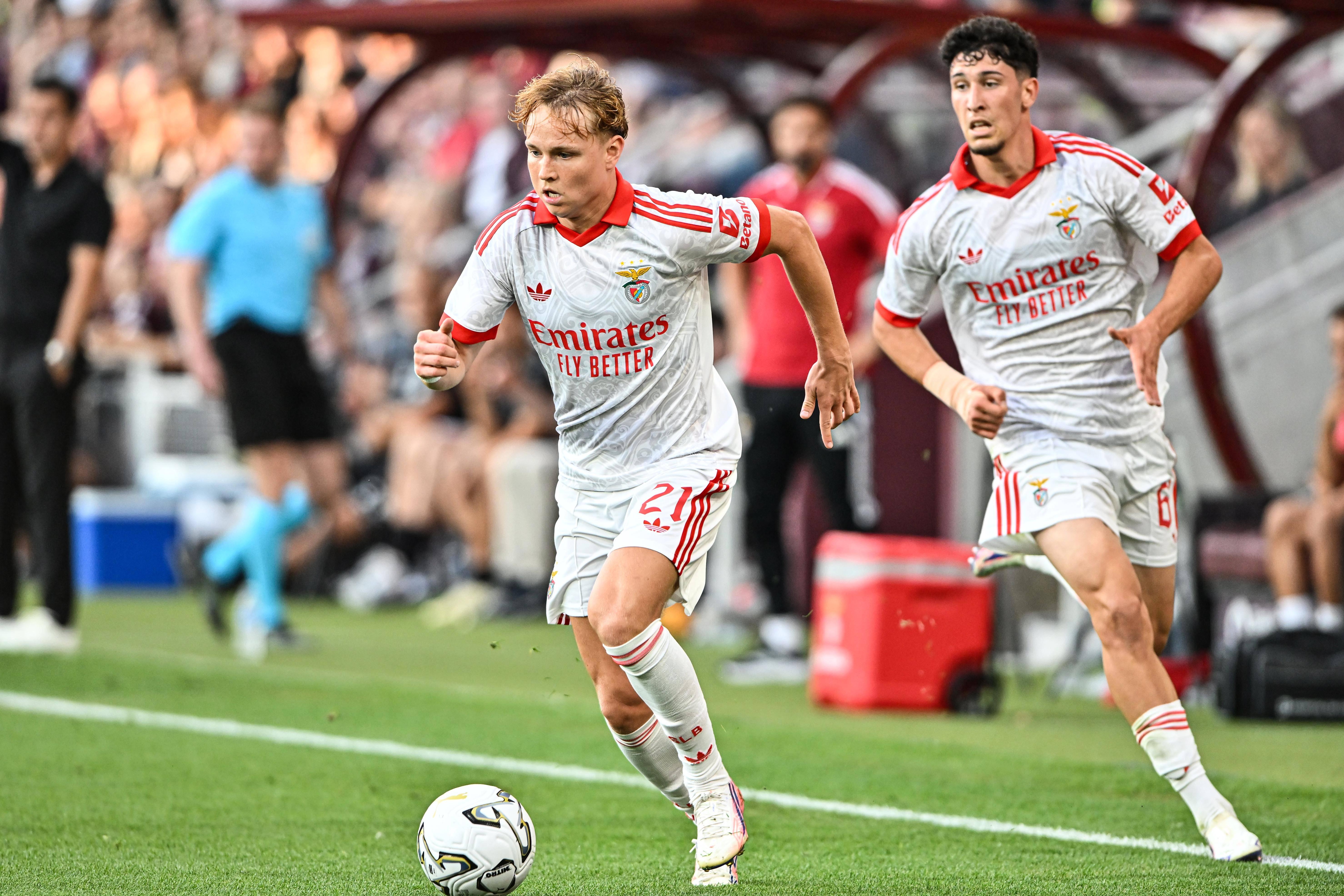 Schjelderup e José Neto no Hearts-Benfica - Foto: Imago