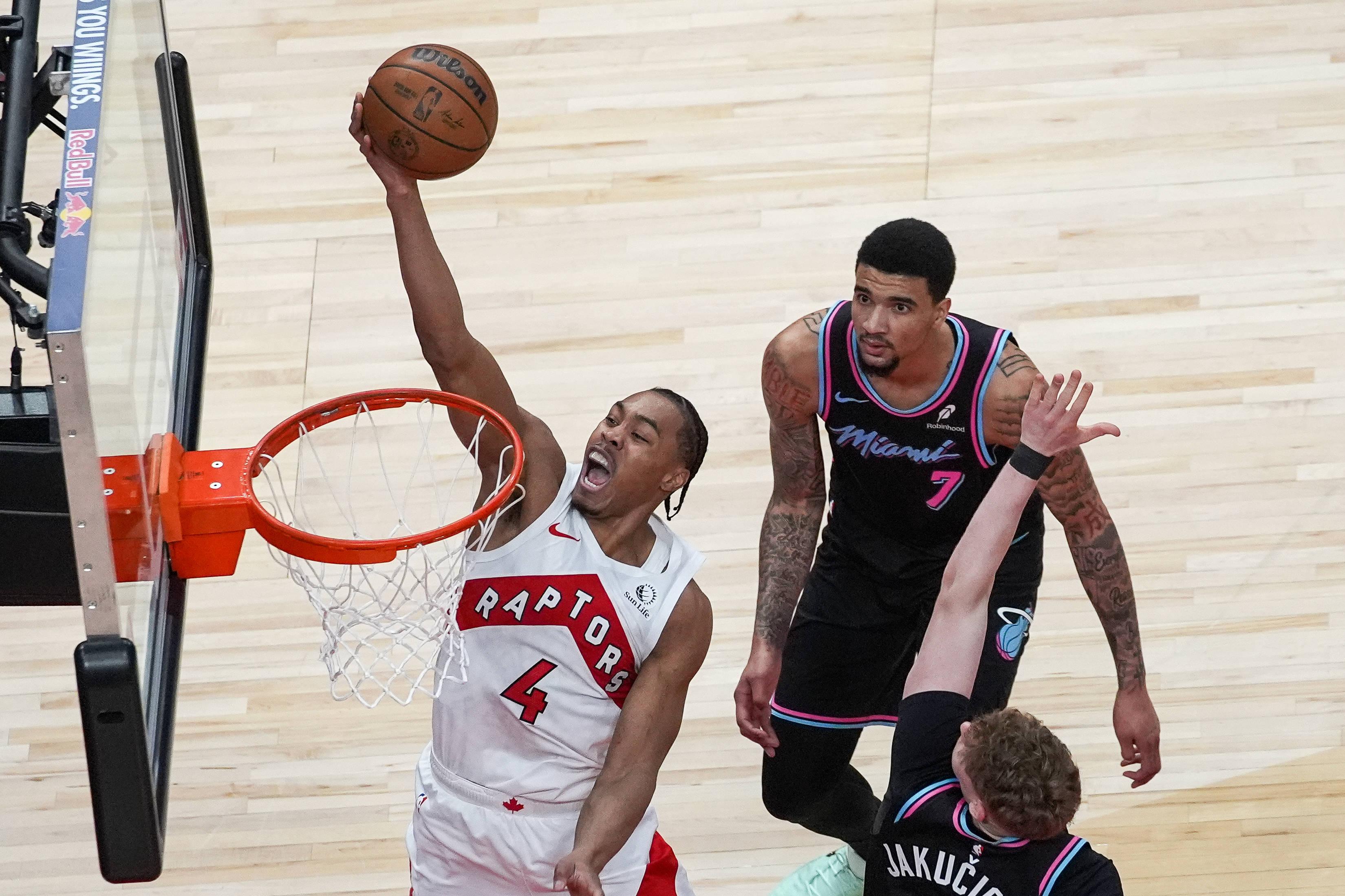 Toronto Raptors comprados pela Maple Leaf Sports & Entertainment por 1,3 mil milhões de dólares (1,126 mil milhões de euros) em 2011      Fotografia Imago