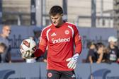 Guarda-redes do Frankfurt com a nova bola da Bundesliga