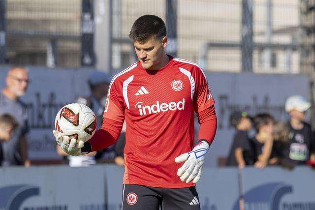 Guarda-redes do Frankfurt com a nova bola da Bundesliga