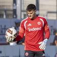 Guarda-redes do Frankfurt com a nova bola da Bundesliga