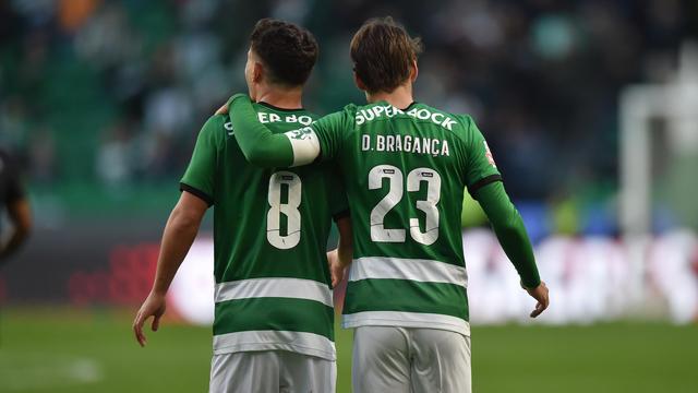 Pedro Gonçalves e Daniel Bragança realizam trabalho específico à margem do restante plantel - Foto: IMAGO