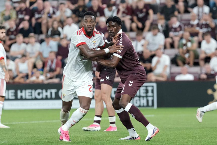 Durán e Kaboré agarram-se no Hearts-Benfica. Foto IMAGO