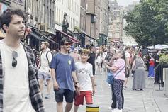 Edimburgo pintada cada vez mais em tons encarnados