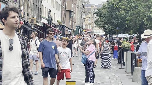 Edimburgo pintada cada vez mais em tons encarnados