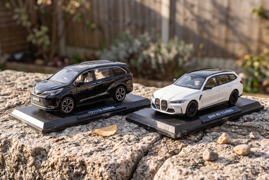 Miniaturas realistas de um Toyota Sienna e um BMW M3 Touring em cima de uma superfície de pedra.