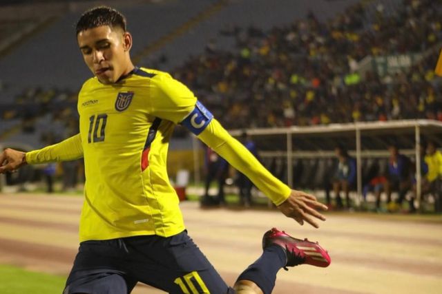 Jogador de 16 anos do Chelsea bate recordes no Equador