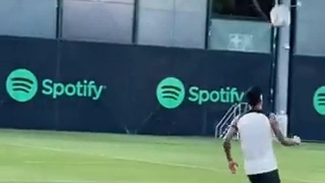 Félix, Cancelo e Lewandowski de volta aos treinos no Barcelona