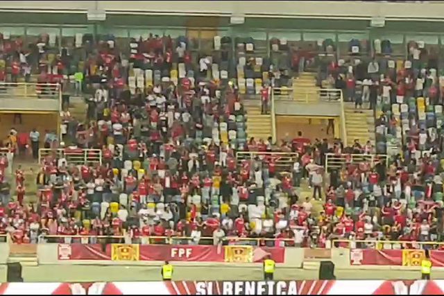 Benfica festeja Supertaça feminina com os adeptos, ao som do hino (vídeo)
