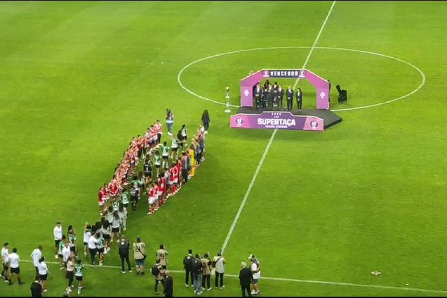 Vídeo: Benfica faz guarda de honra ao Sporting