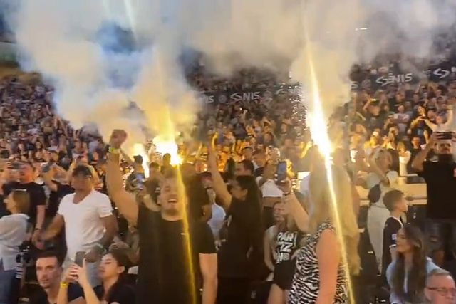 Basquetebol ao ar livre na Sérvia promete, certo?