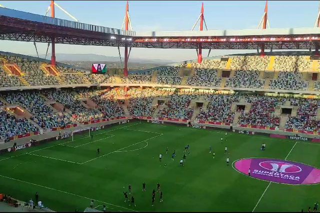 Equipas em aquecimento na final da Supertaça feminina