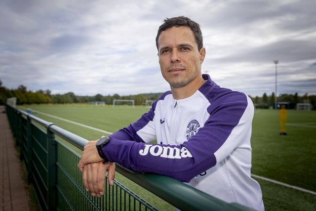 Português inspira-se na dupla Robson-Mourinho para conquistar a Escócia