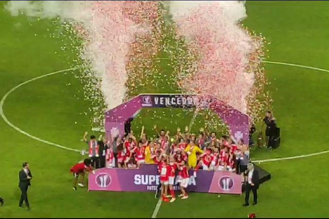Vídeo: o momento em que o Benfica ergue a Supertaça feminina