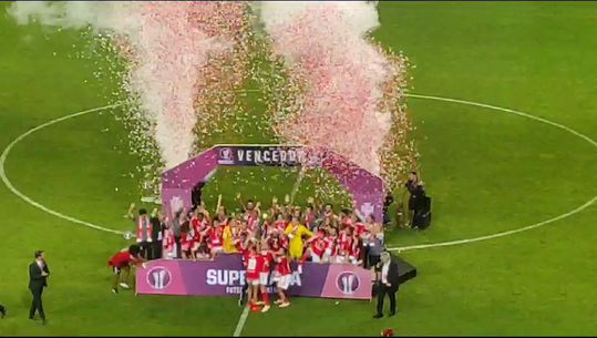 Vídeo: o momento em que o Benfica ergue a Supertaça feminina