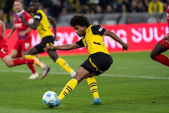 Dortmund derruba líder e sobe (provisoriamente) ao topo da Bundesliga