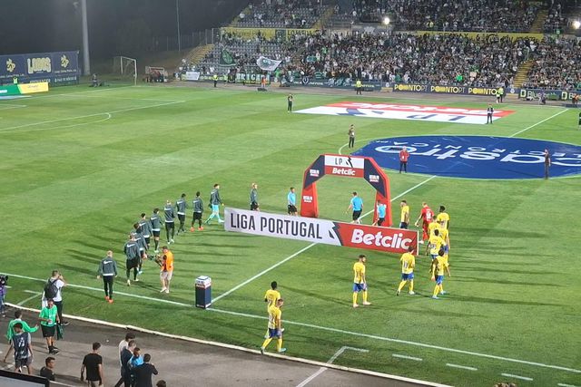 Equipas já estão no relvado do Municipal de Arouca