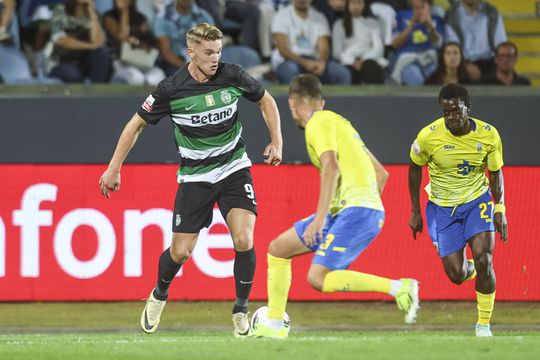 VÍDEO: penálti polémico visto no VAR e 2-0 de Gyokeres